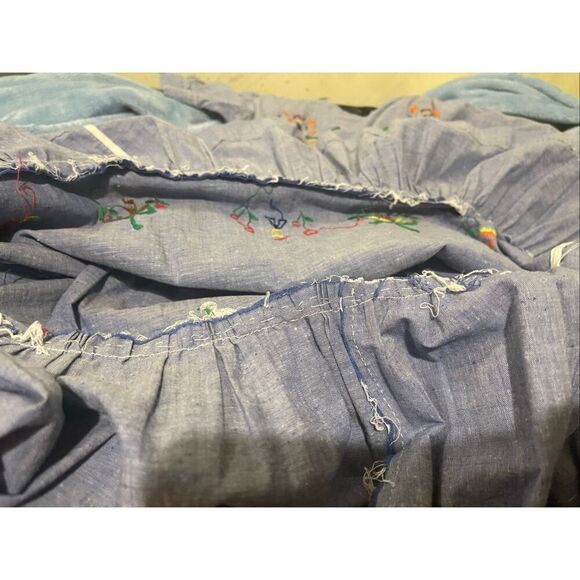 Vintage girls sz 6/7 Blue Chambray dress with embroidered folk art designs - Picture 9 of 12